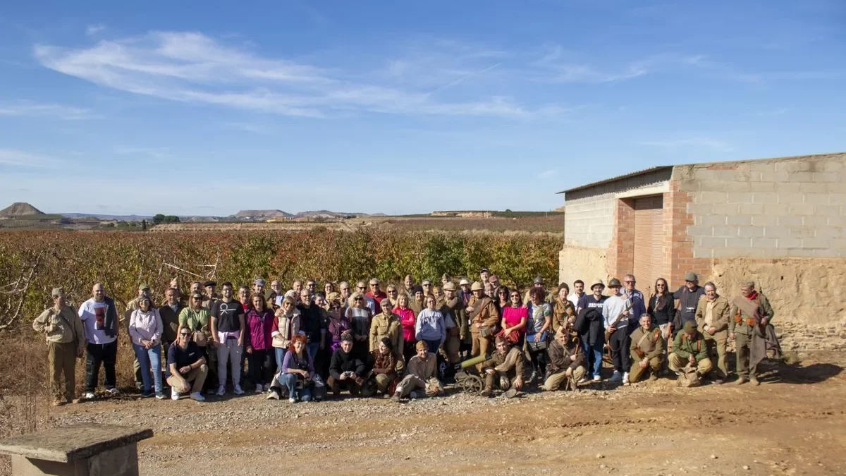Participants, organitzadors i espectadors, ahir en la recreació històrica a Aitona. - ÀLEX SAMPER