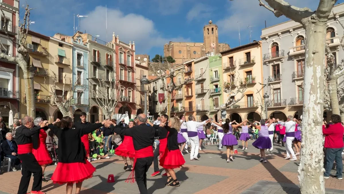 La plaça Mercadal va acollir el concurs de sardanes al matí. - E.F.