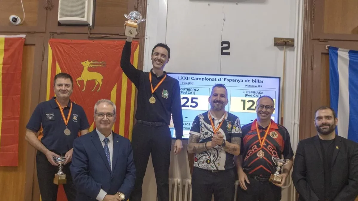 El podi de l’Estatal de Cervera amb Gutiérrez aixecant el trofeu.