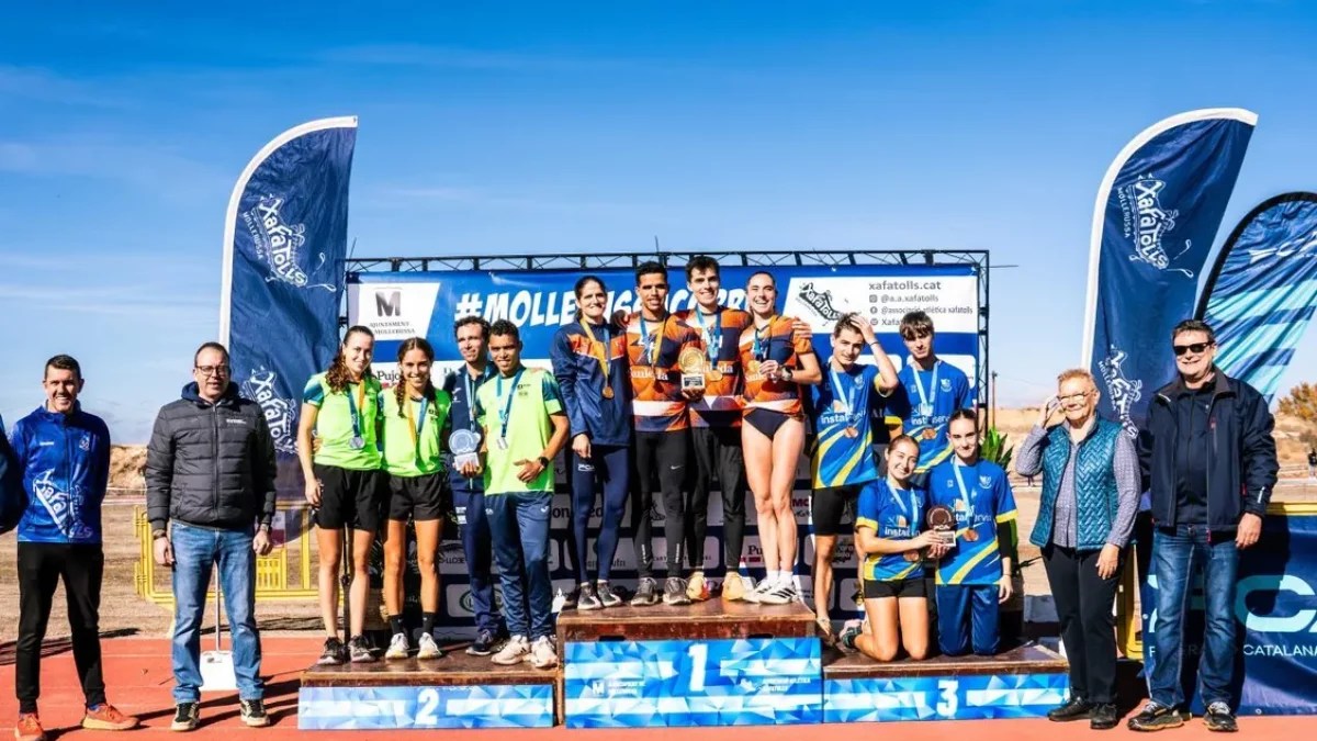 Los cuatro atletas del Lleida UA, a la izquierda en el podio del Catalán de relevos mixtos. - ADRIÁN CAMARASA
