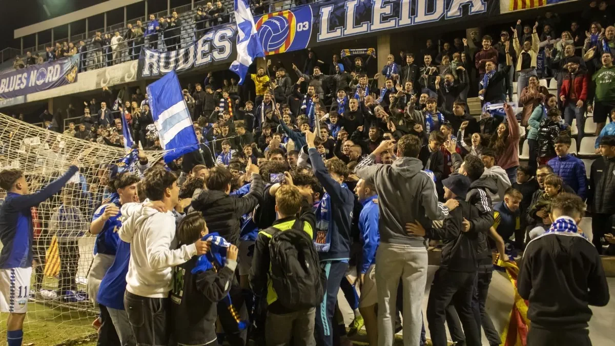 Els jugadors del Lleida celebren la victòria amb el Gol Nord, fins i tot amb una petita invasió de camp. - ÀLEX SAMPER