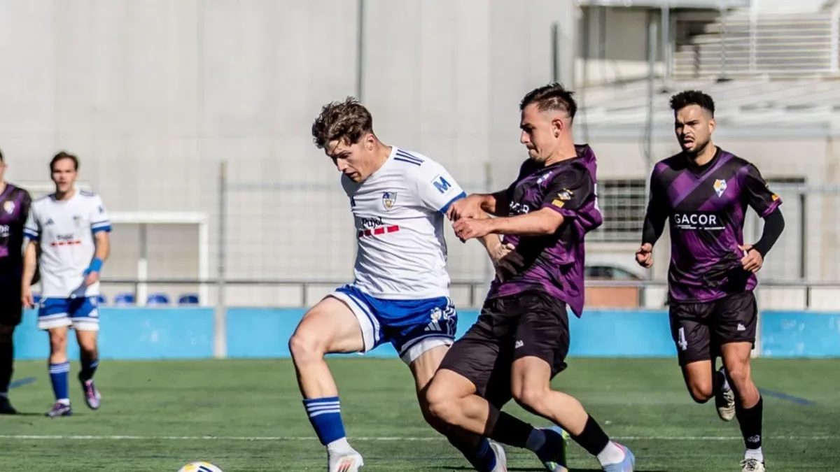 Marc Scuri prova de superar per velocitat un defensa del Can Vidalet. - JOSEP M. RIBES