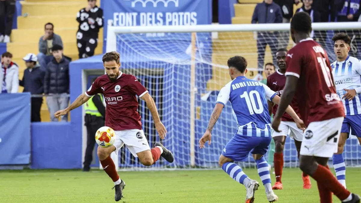 Jordi Ortega distribuye el juego en el centro del campo del Collao. - INGRID SEGURA