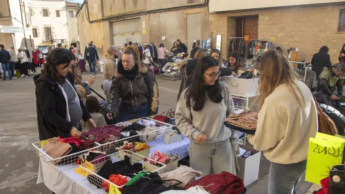 El mercado se celebró ayer por la mañana en la plaza Major. - LAIA PEDRÓS