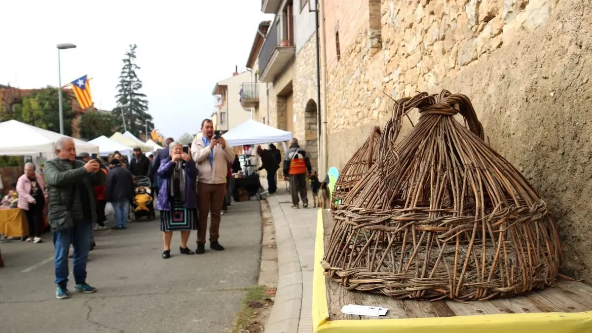 Visitants de la Fira de la Perdiu fent fotos a les gàbies de perdius buides. - ACN