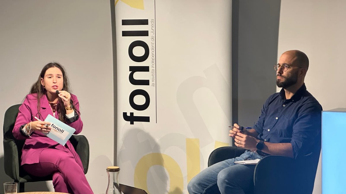 La comunicadora Anna Berent, i Joan Teixidó, ahir a la xarrada.