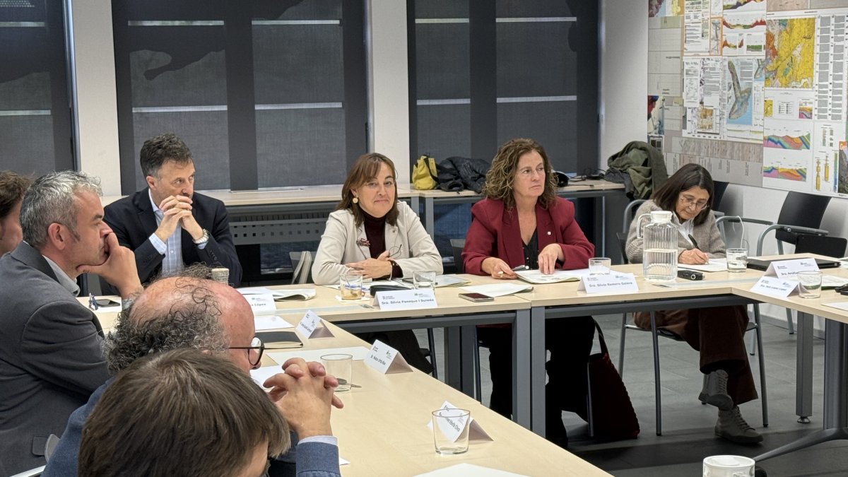 La consellera de Territori, Sílvia Panque, a la sessió del ple del consell rector de l'Idapa a Tremp.