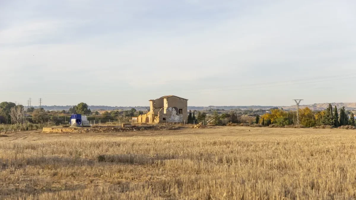 Parcela. La planta solar de la Caparrella se proyecta en una parcela ubicada junto a la bifurcación entre el camino de los Tres Pontets y el de las Creus de Setó. La finca, de 7,4 ha, está formada en su mayoría por terreno yermo que queda dividido por una masía en la que Lily Brick pintó un mural. - JORDI ECHEVARRIA