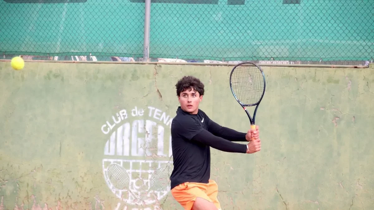 Axel Romero, durante el partido que disputó ayer en las pistas del Tennis Urgell. - CT URGELL