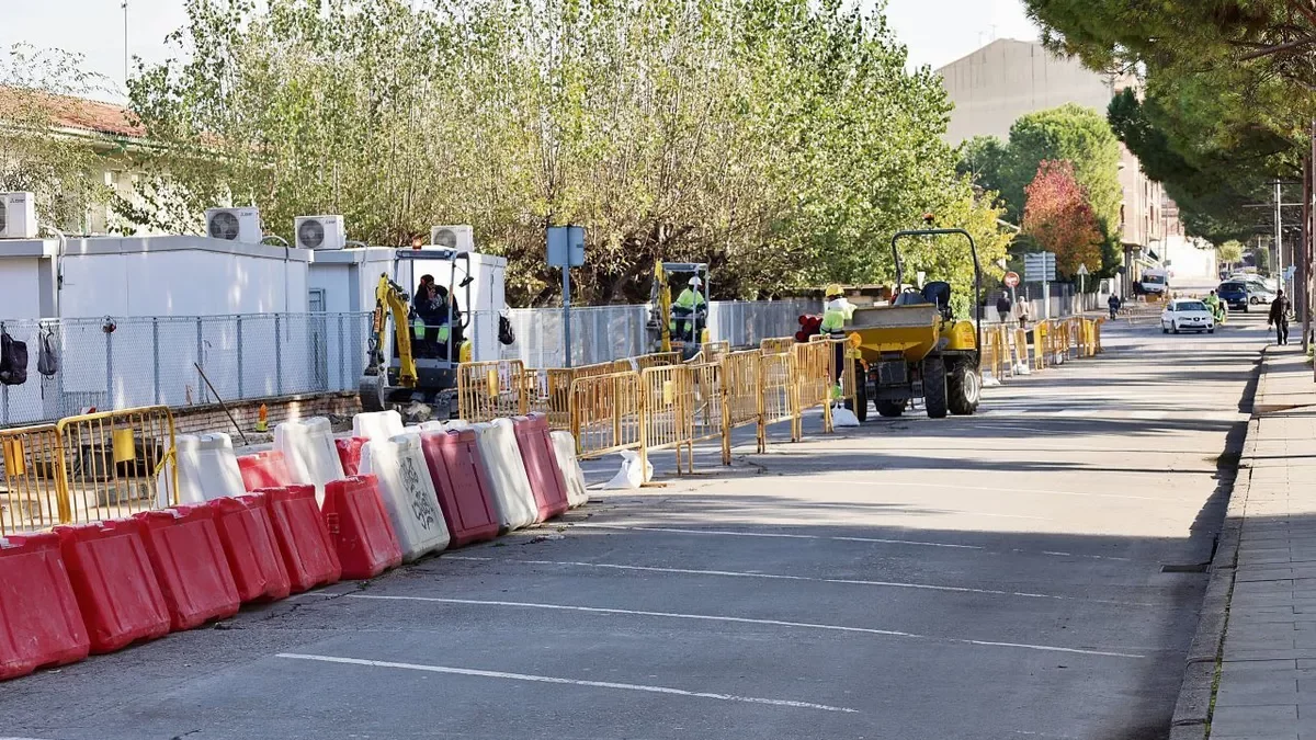 Les obres per reforçar la línia elèctrica. - J. GÓMEZ