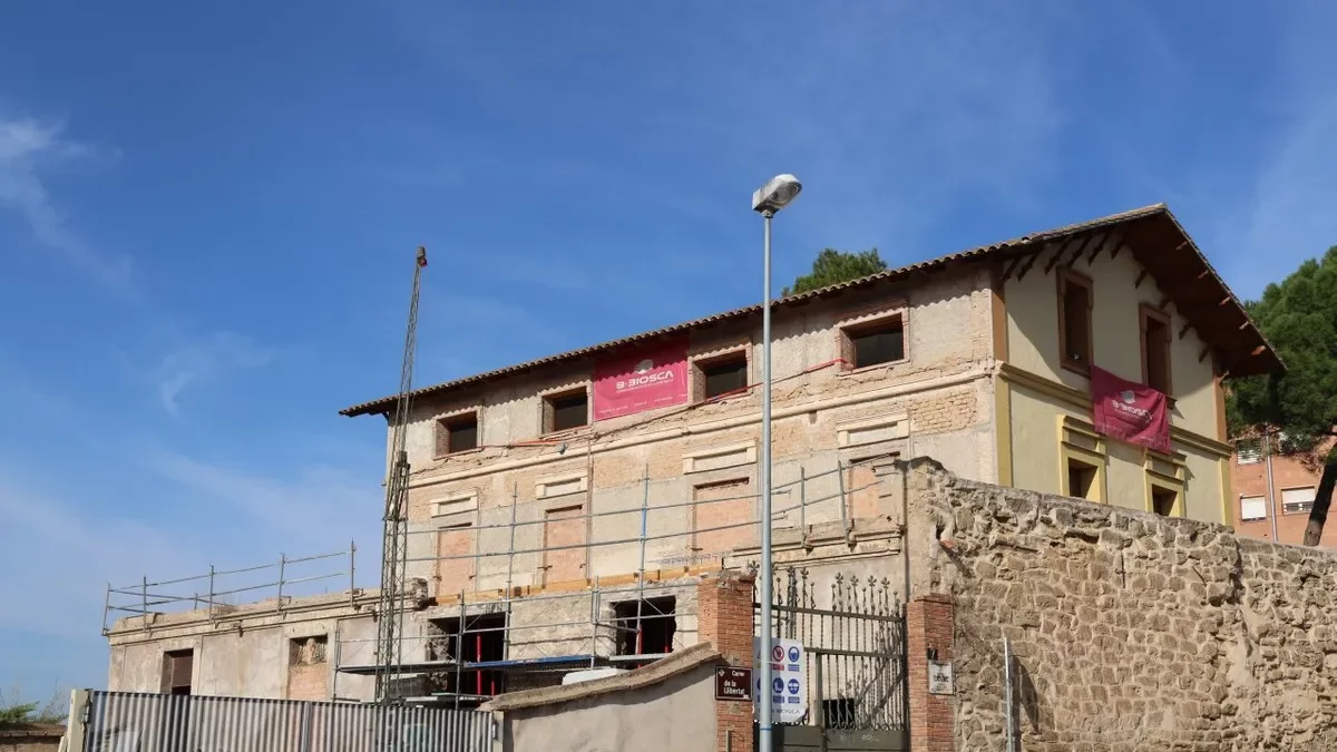 L’històric edifici modernista està situat al carrer Llibertat, al barri del Secà. - AMADO FORROLLA