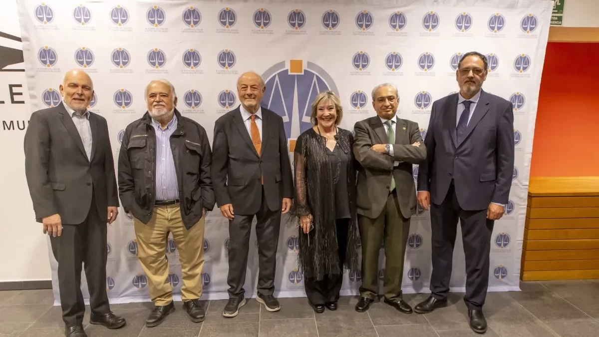Els Castellers de Lleida van actuar al hall de la Llotja abans dels parlaments de les autoritats. - FRAN JORGE