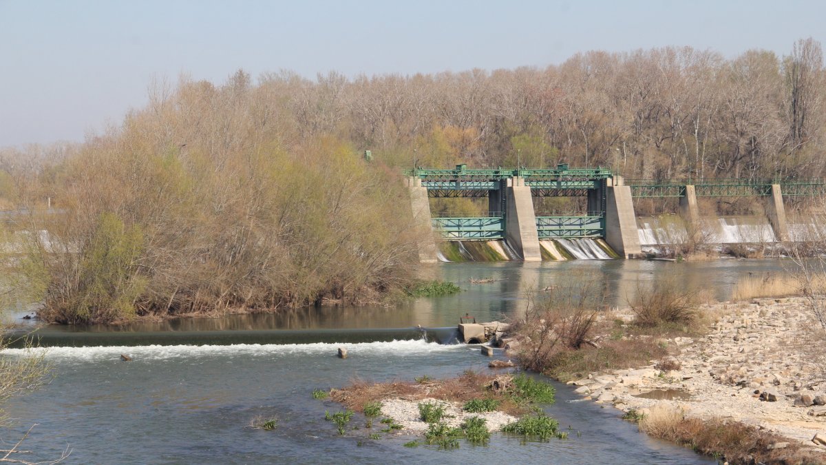 El riu Segre a Lleida ciutat, amb les comportes de la Mitjana al fons.