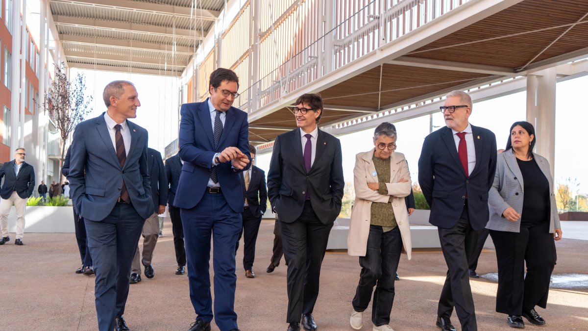El president de la Generalitat, Salvador Illa; el ministre Óscar López, y la consellera Olga Pané, abans de la firma del conveni, acompanyats per l'alcalde de Lleida, la delegada de la Generalitat a Lleida i el subdelegat del govern espanyol.