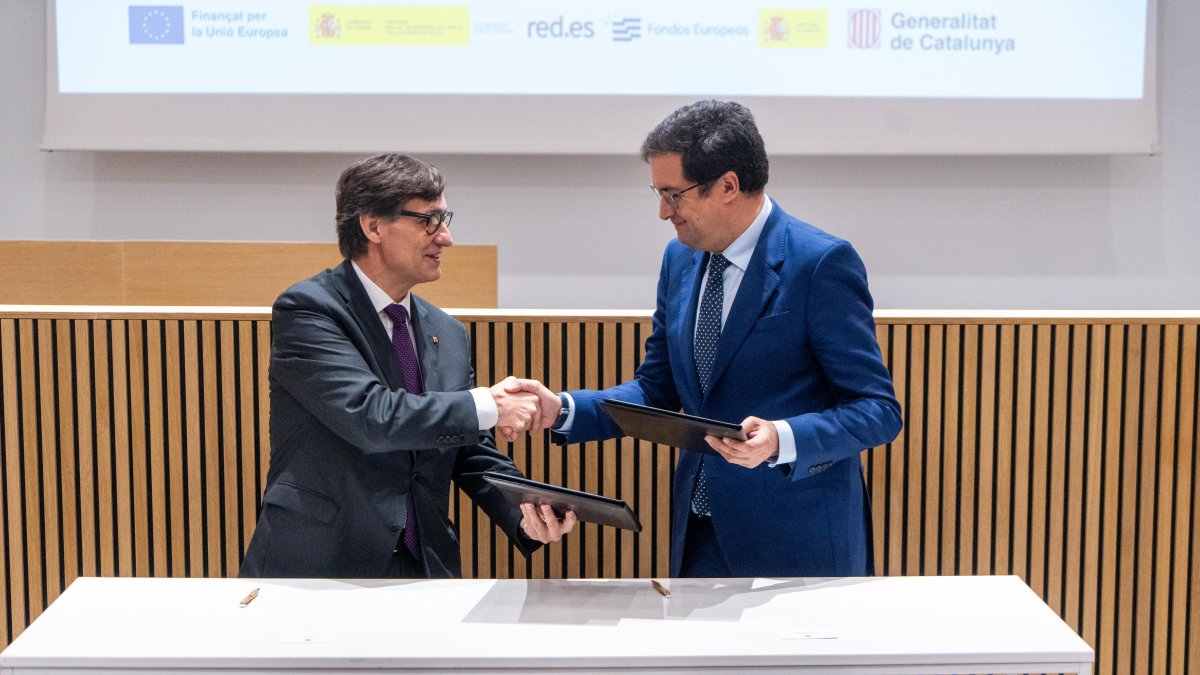 El president de la Generalitat, Salvador Illa, i el ministre Óscar López, durant la signatura del conveni.