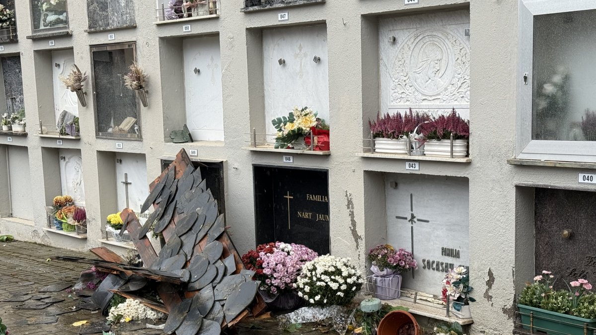 Un tros de teulat d'una paret caigut al cementiri de Vielha.