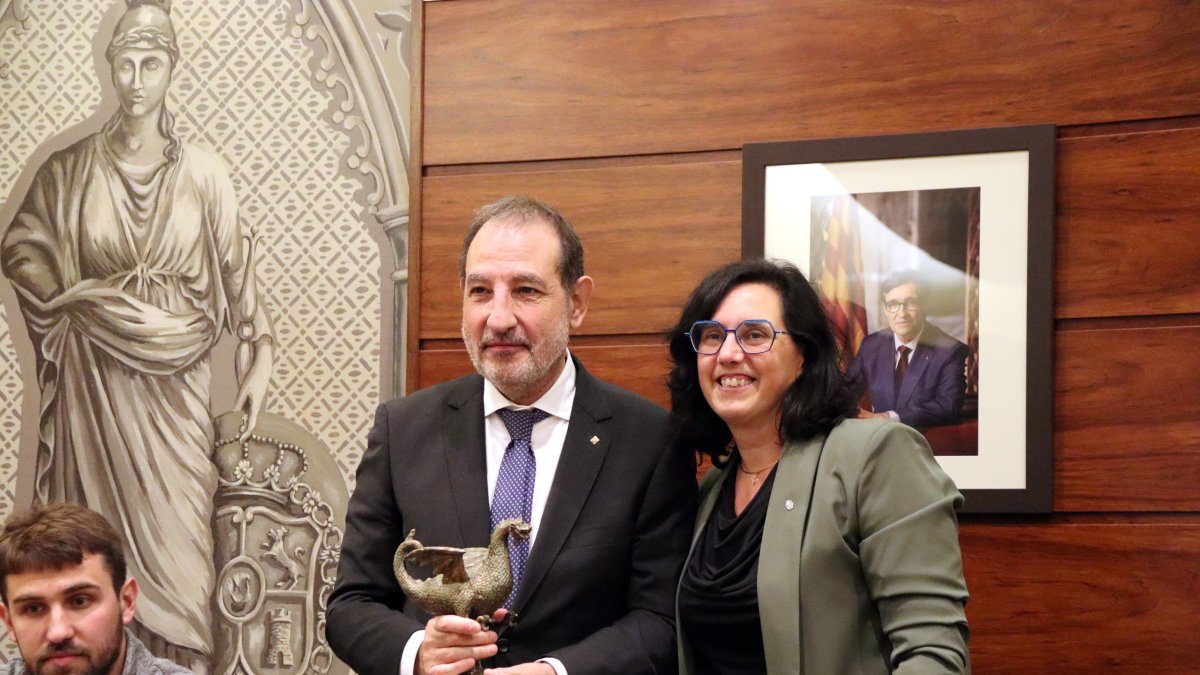 El conseller de Justícia, Ramon Espadaler, amb l'alcaldessa de Solsona, Judit Gisbert.