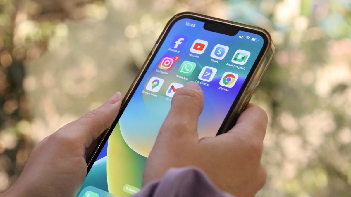 Una usuaria con un teléfono móvil inteligente.