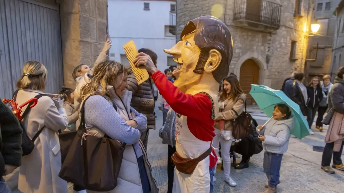La cercavila i el taller d’art floral van ser els protagonistes de la tarda d’ahir. - JORDI ECHEVARRIA