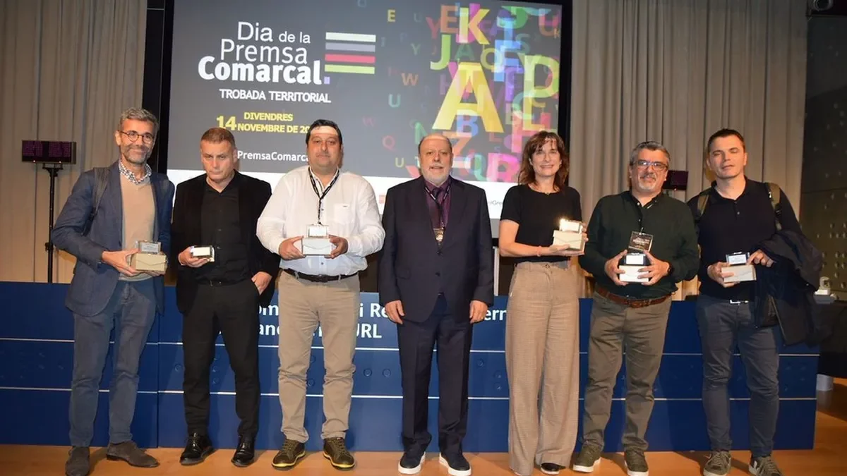 Alguns dels ponents de la jornada, entre ells Ferran Perdrix, divendres a Barcelona. - ASSOCIACIÓ CATALANA DE LA PREMSA COMARCAL