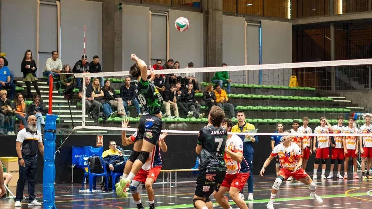 Un jugador del Balàfia remata una jugada en el partido ante el Prat. - ANIOL MORAL