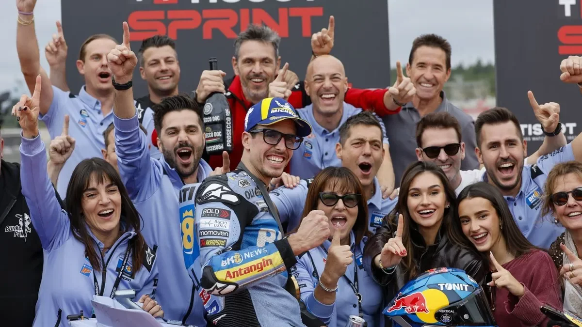 Àlex Márquez celebra el triunfo en el esprint con los miembros del equipo Gresini. - EFE