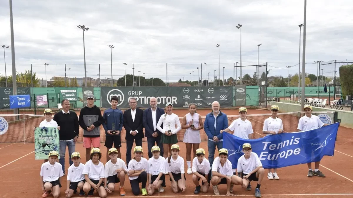 Los ganadores femeninos y masculinos del torneo posaron con directivos y recogepelotas. - CT URGELL