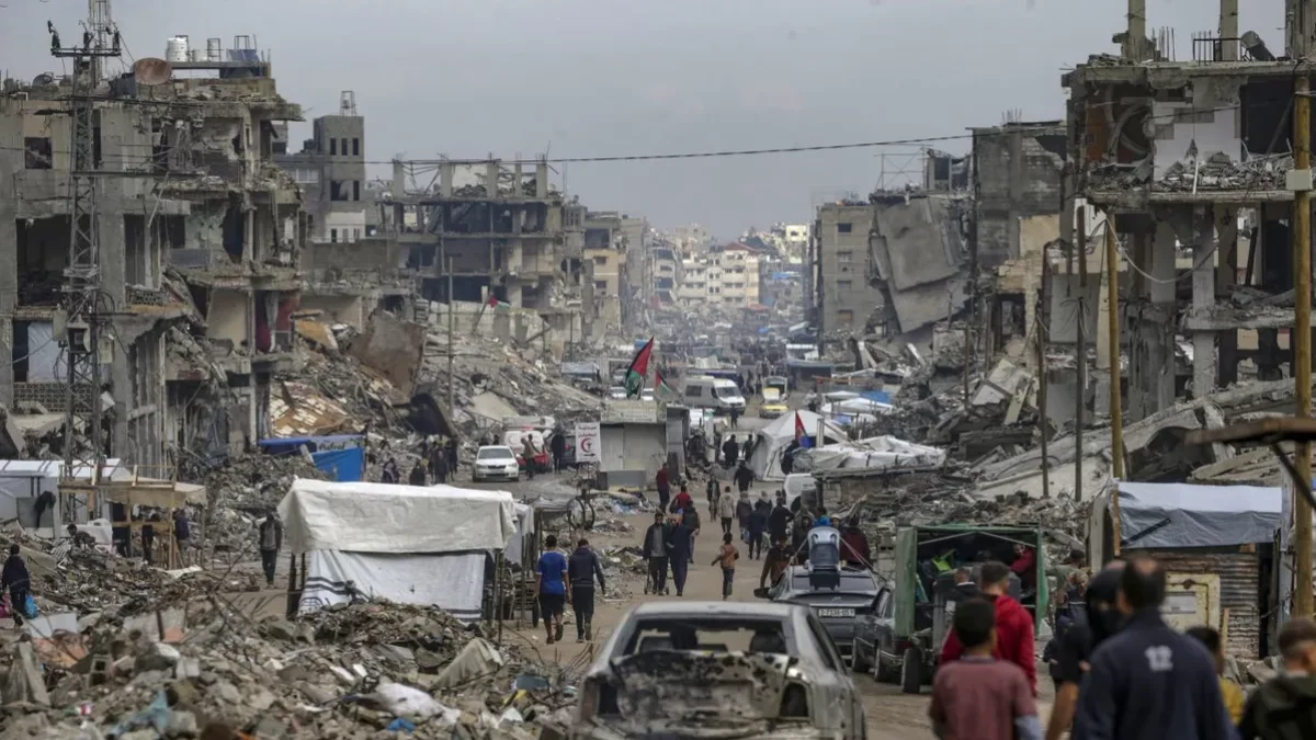 Gazians als carrers del devastat enclavament després de més de dos anys d’ofensiva israeliana. - EUROPA PRESS