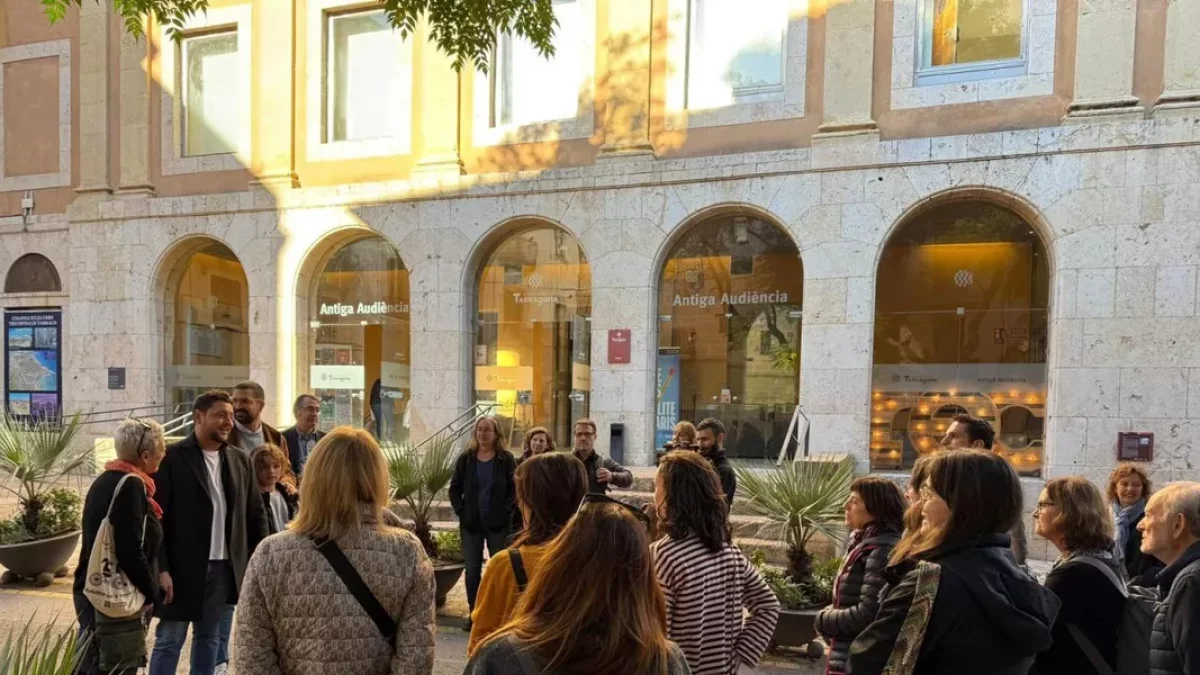Un momento de la visita, ayer en Tarragona. - CENTRE DEL ROMÀNIC