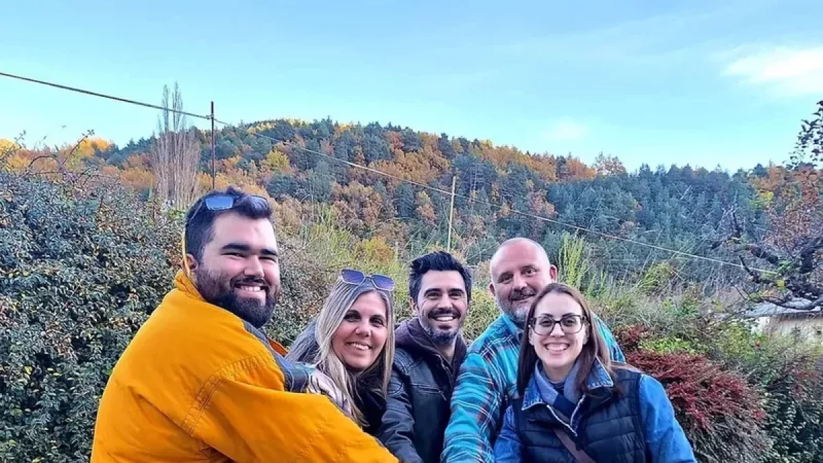 Nuevos vecinos e interesados en mudarse en Vilaller, junto a la alcaldesa de la localidad. - AYUNTAMIENTO DE VILALLER