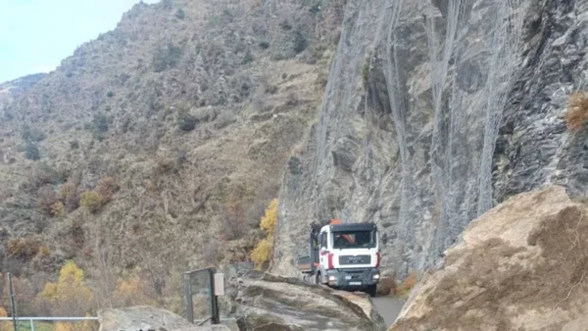 Una allau de roques deixa incomunicat Romadriu divendres a la nit - AJUNTAMENT DE LLAVORSÍ