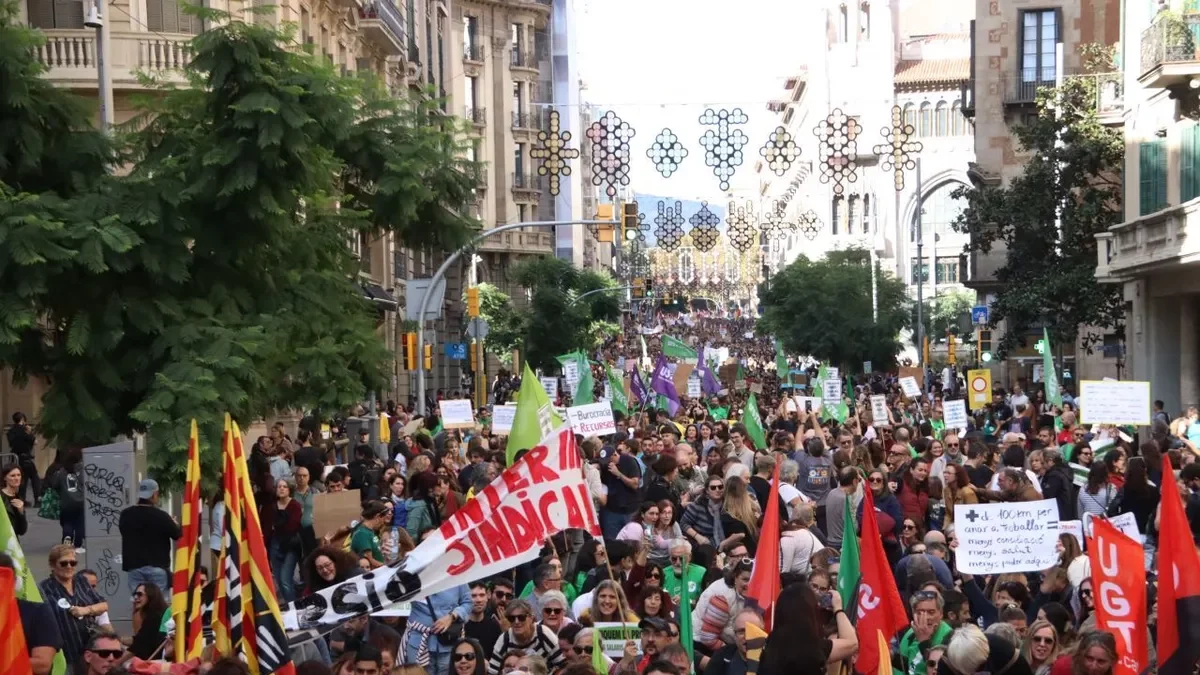 La manifestación de docentes en Barcelona para reclamar mejoras salariales, laborales y educativas fue multitudinaria. - @CGTENSEPONENT