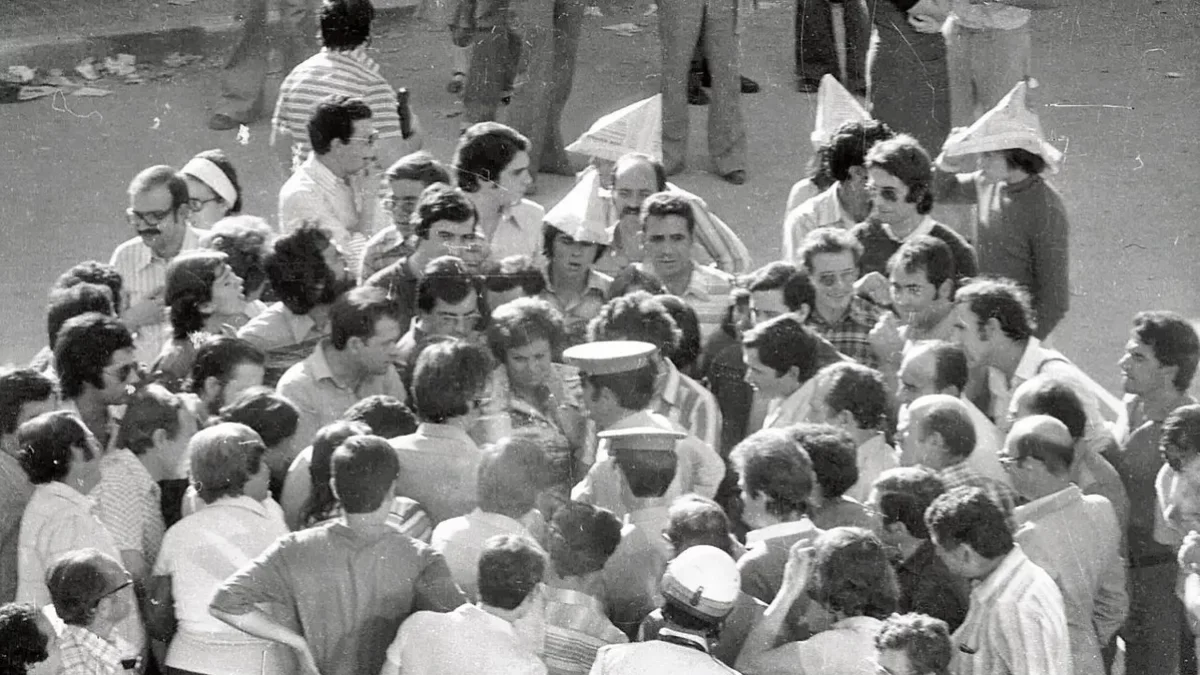 Proximitat. Una parella de policies parla amb els líders d’una protesta veïnal mentre els envolta la resta de manifestants. - FONS GÓMEZ VIDAL/ARXIU FOTOGRÀFIC IEI