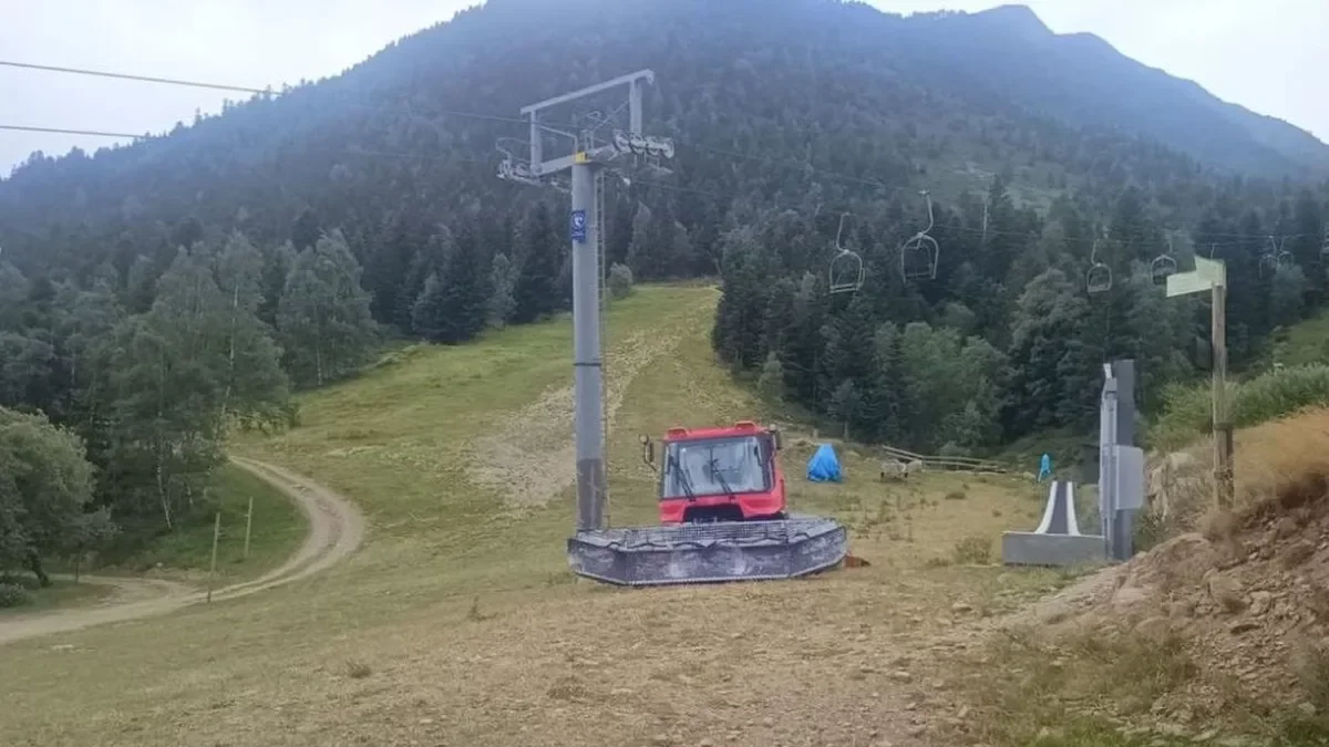 Una máquina pisanieves, el pasado verano en la base de la estación de Tavascan. - TAVASCAN
