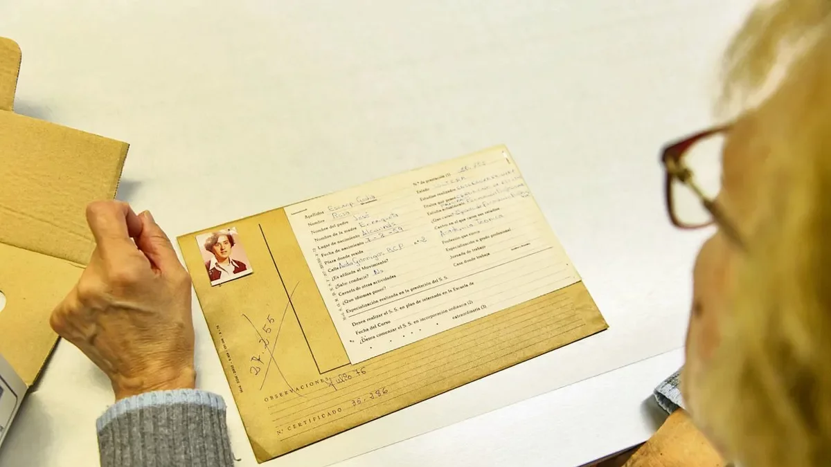 La directora del Arxiu Històric, Glòria Vilella, muestra el fondo sobre la Sección Femenina en Lleida. - JORDI ECHEVARRIA