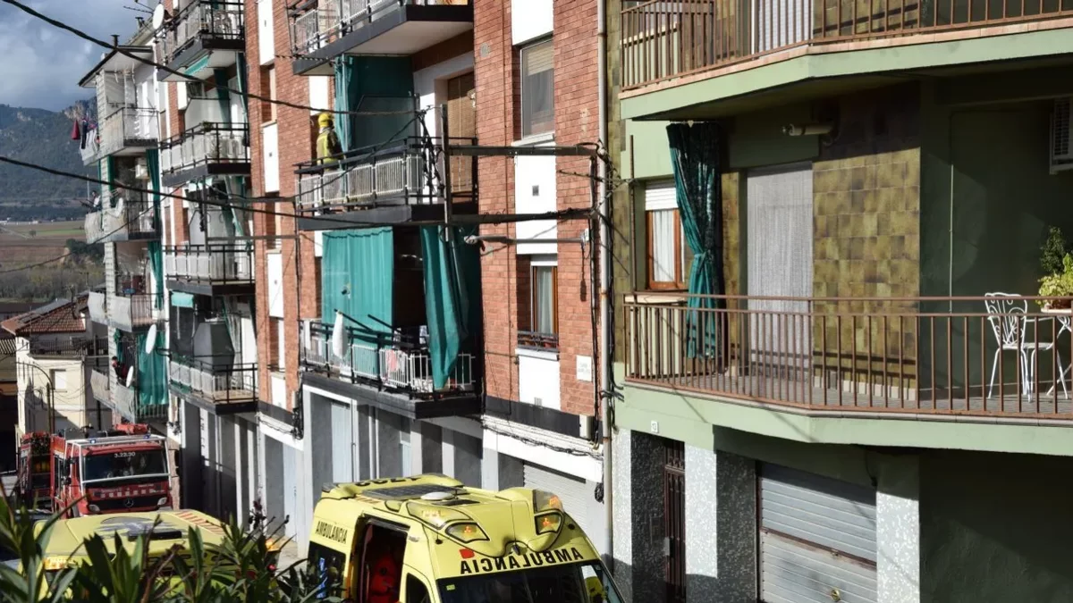 Moment en què el ferit era portat fins a l’helicòpter que el va evacuar al Vall d’Hebron. - C.SANS