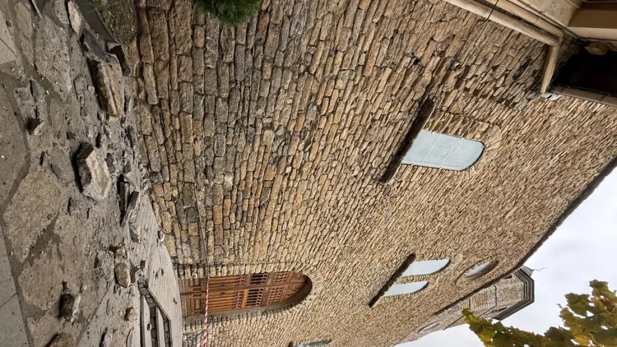 Varios cascotes de piedra cayeron del tejado del templo. - EDGAR ALDANA