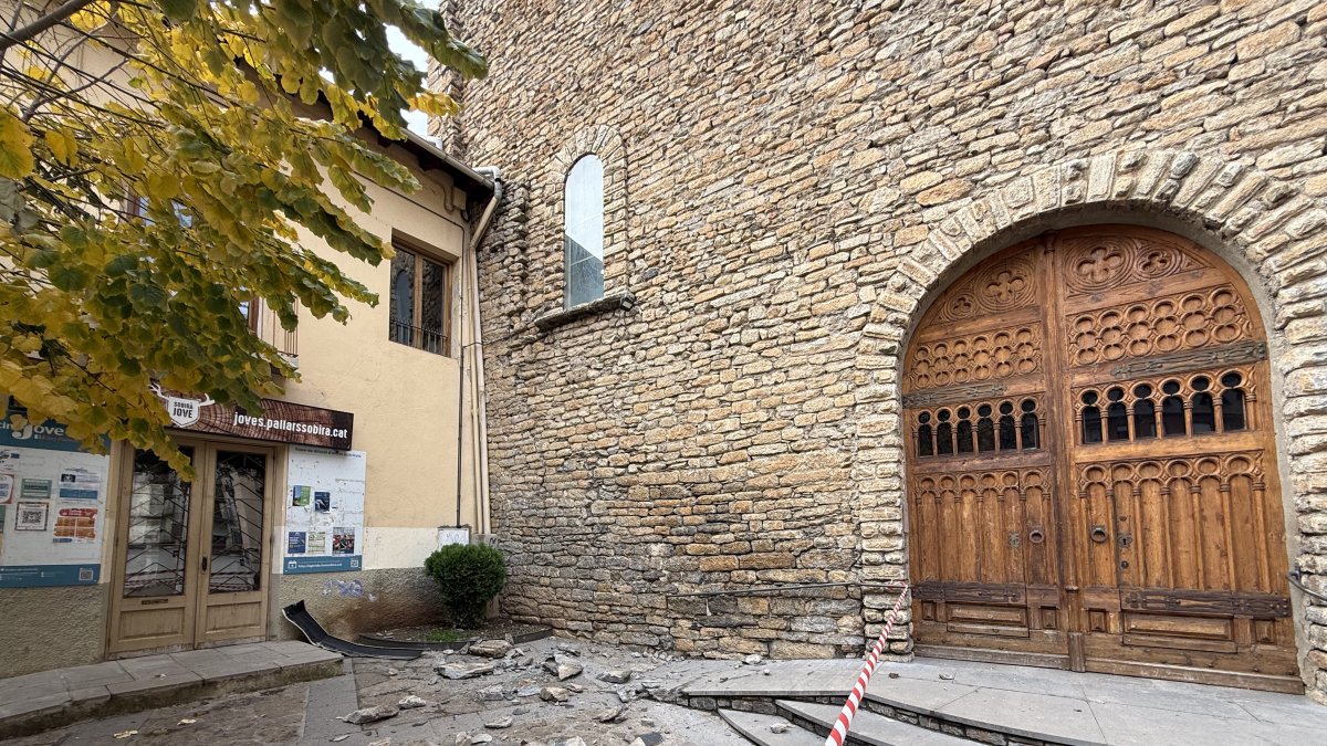 Diversos trossos de pedra van caure de la teulada del temple. - EDGAR ALDANA