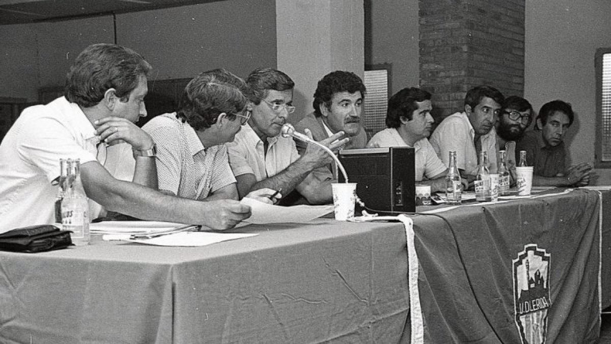 Roberto Álvarez fue su entrenador fetiche. Gausí, con su junta en la asamblea de socios previa a la temporada 1983-84. Más canteranos que nunca La temporada 83-84, con Roberto Álvarez como entrenador, fue pródiga en canteranos en el equipo: Pelegrí, Rubio, Farrero, Hernández, Cris, Puig Solsona, Palau, Elcacho, Teixidó, Carmona, Canadell, Morales y Espasa. Acabaron octavos en el Grup Nord de la Segunda División B, a tan solo nueve puntos del campeón Sabadell.