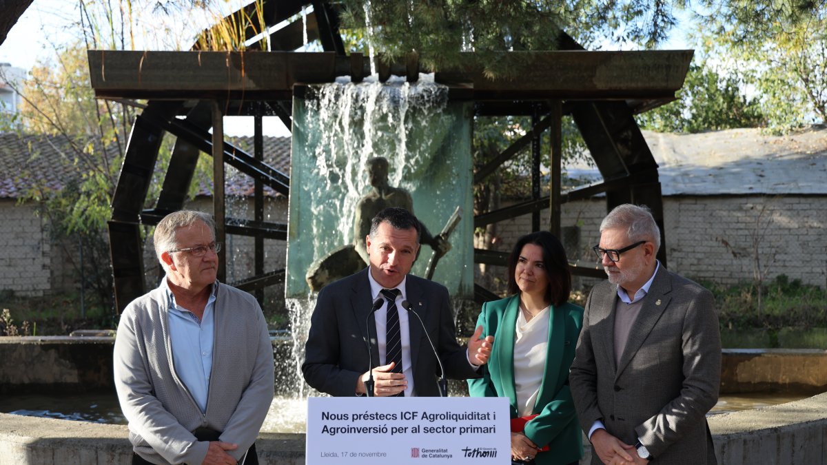 El conseller d'Agricultura, Òscar Ordeig, amb la consellera delegada de l'ICF, Vanessa Servera: el president del canal de Pinyana, Ramon Piqué, i l'alcalde de Lleida, Fèlix Larrosa.