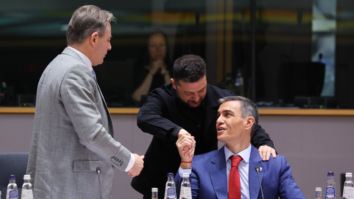 El president ucraïnès, Volodímir Zelenski, saludant el president espanyol, Pedro Sánchez, i el primer ministre belga, Bart de Wever, en la cimera de líders europeus