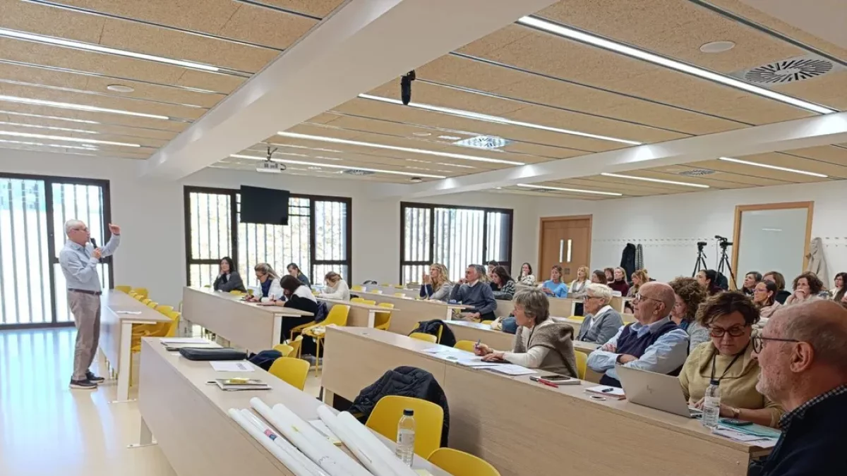 El psicòleg Toni Calvo, durant la seua intervenció ahir en el II Fòrum Català per l’Orientació. - S.E.