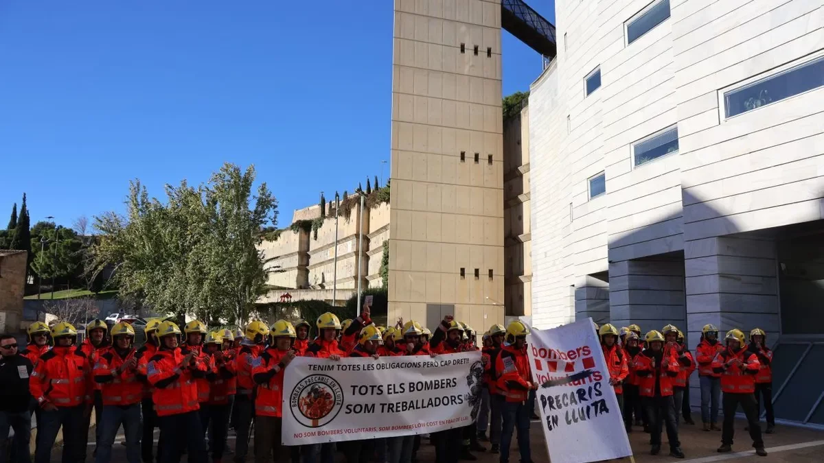 Concentració ahir de bombers voluntaris davant de les portes dels jutjats al Canyeret. - AMADO FORROLLA