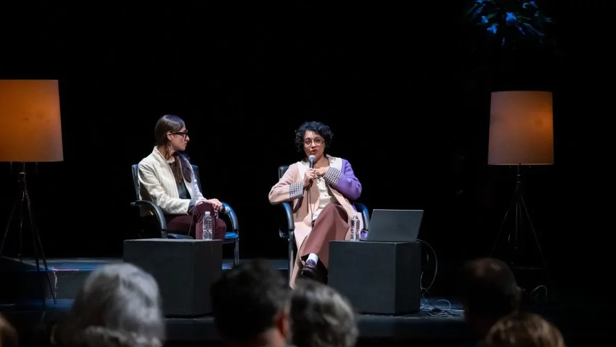 Prieto (izq.), directora del Tàpies y comisaria de la muestra, durante la inauguración en México. - CENTRO CULTURAL DE ESPAÑA MÉXICO