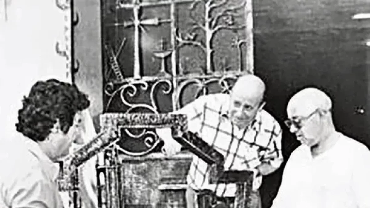 Antonio Guerra entregando el escudo de la nueva UE Lleida. - FONS GÓMEZ VIDAL / ARXIU IEI