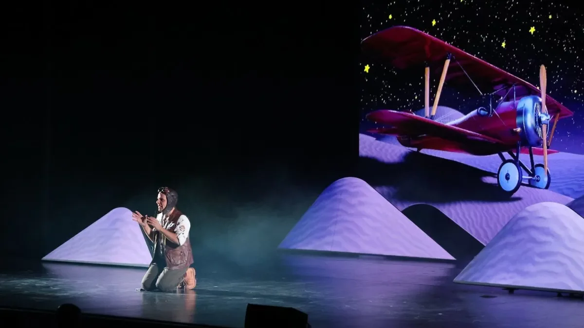Àngel Llàcer, durante la representación de ‘El Petit Príncep’ en el Teatre de la Llotja. - AMADO FORROLLA