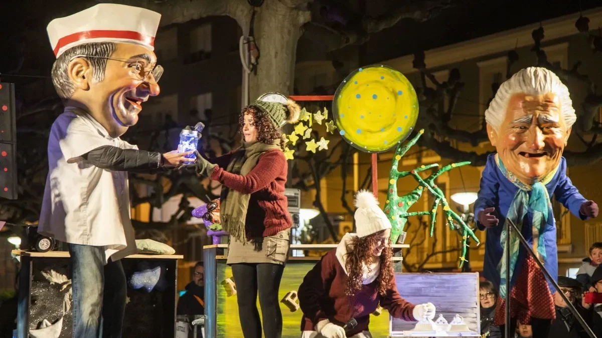 Els nans de Guixanet van entregar simbòlicament els llums de Nadal que guarden durant l’any. - LAIA PEDRÓS