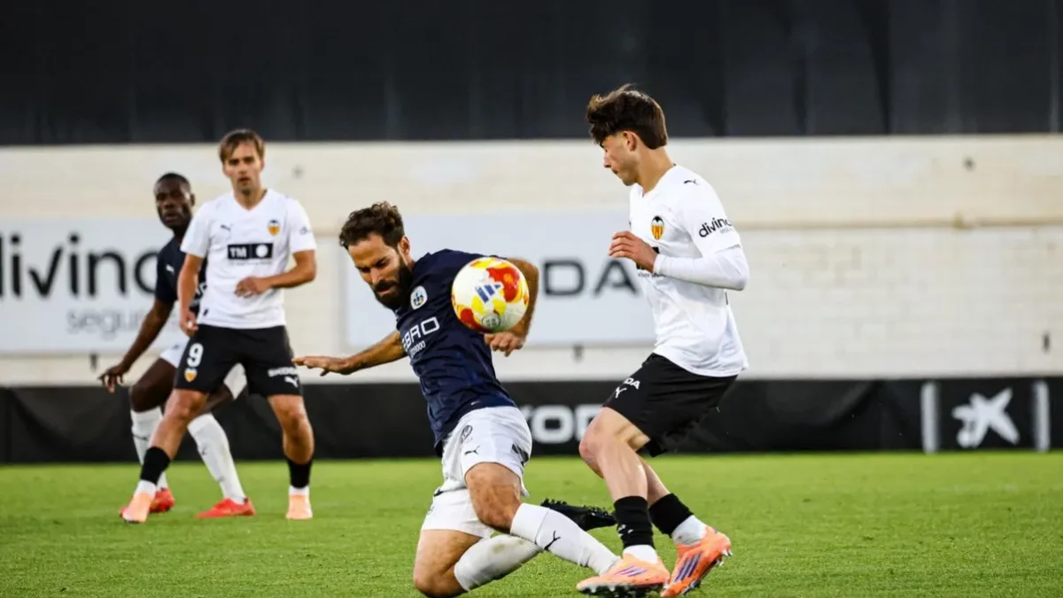 Un jugador del Valencia Mestalla derriba a un leridano. - INGRID SEGURA