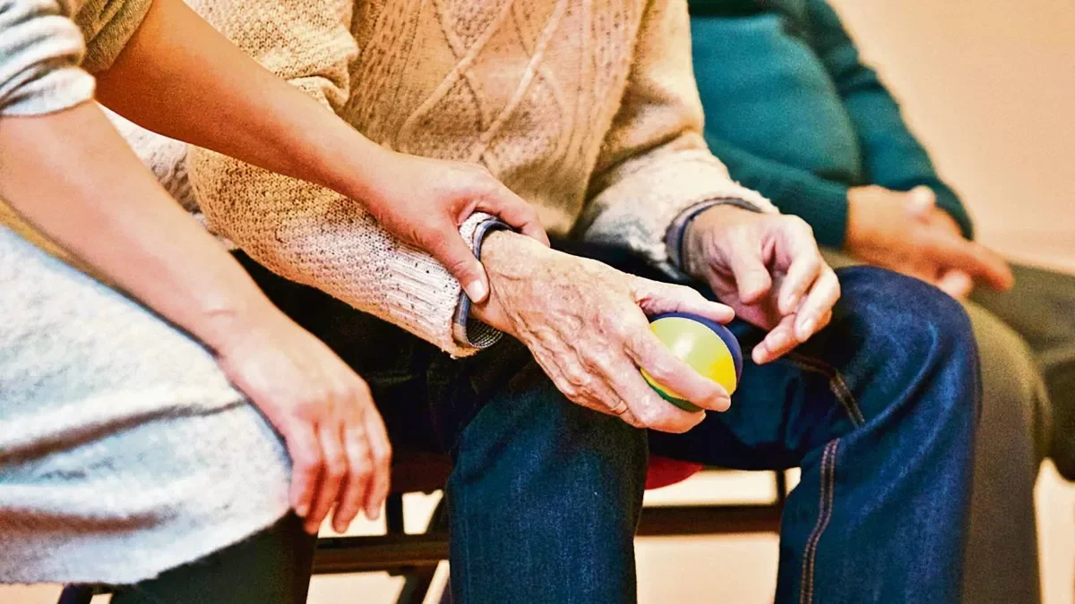 Un grup de residents del Centre Geriàtric Lleida durant una activitat de cuina. - GRAN3DAD