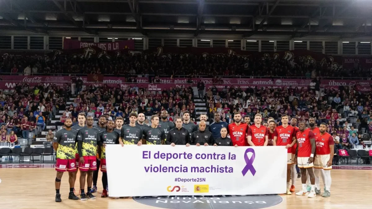 Los jugadores, con una pancarta en contra de la violencia machista. - JAVI ENJUANES